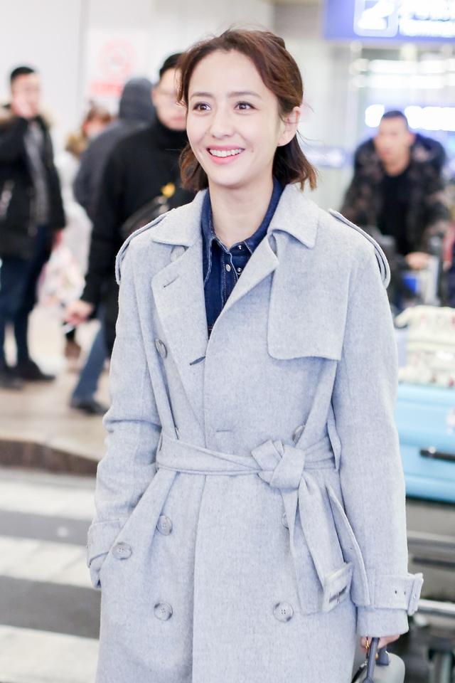 佟丽娅的机场风衣穿搭,气场全开