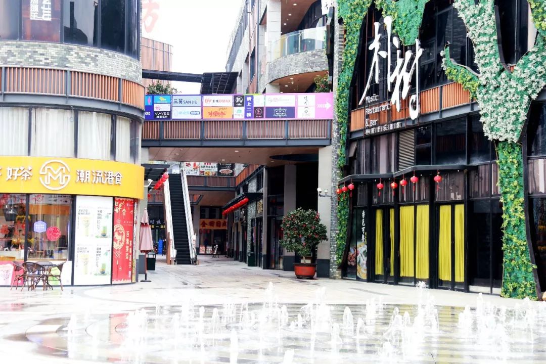 星河城市广场里外都变得冷冷清清.大步体育公园空旷宁静.