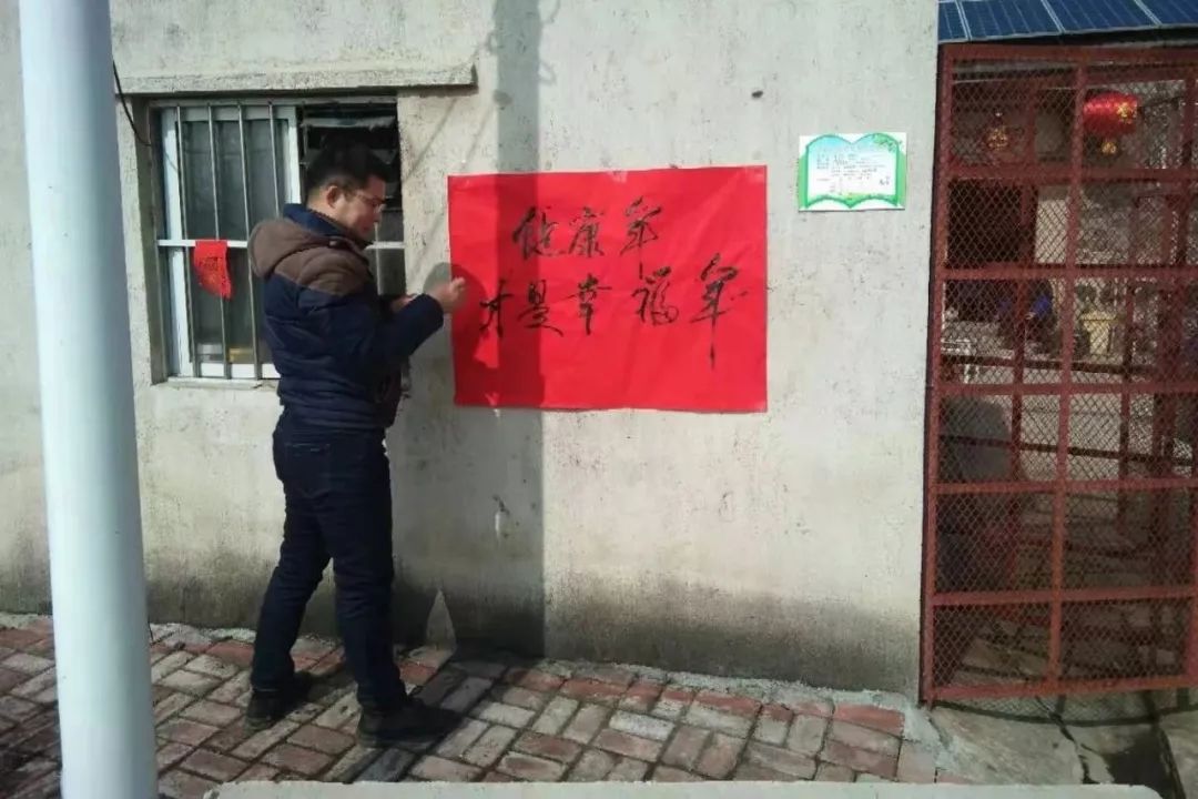 【战"疫"一线】手写标语让疫情防控"看得见"