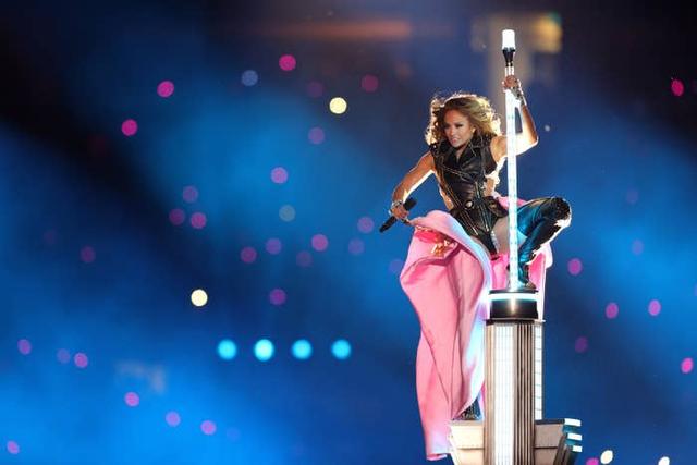 原创50岁女人也可以穿露臀装跳钢管舞詹尼佛洛佩兹热舞美国春晚