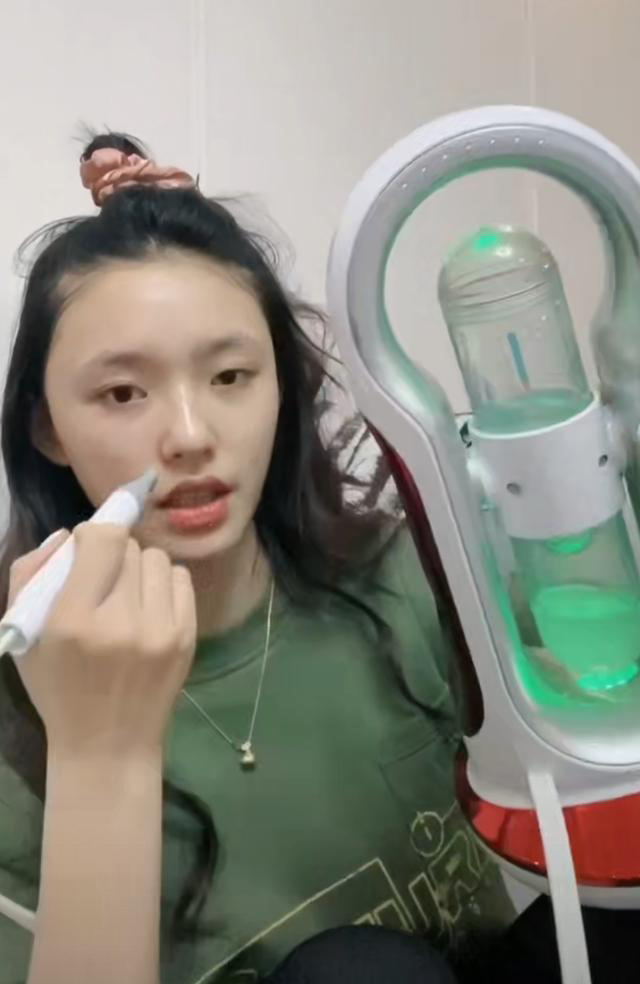 一面墙放化妆品两个房间放衣服林允我挣了那多钱可以买多少就买多少吧