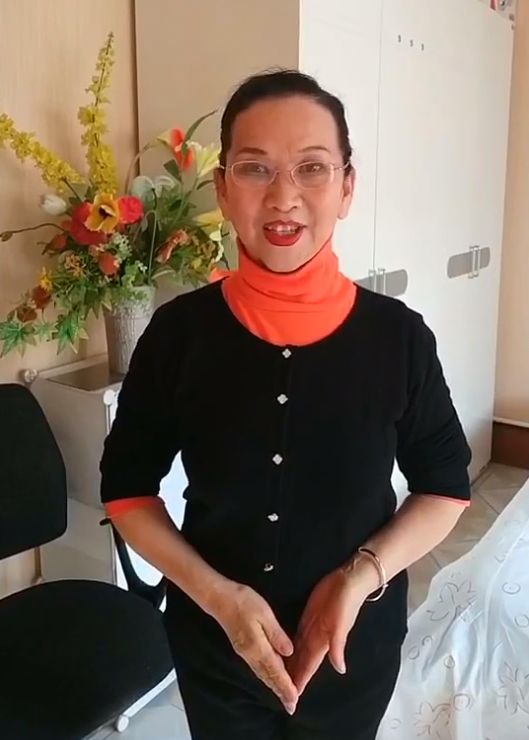 蓬莱市百姓宣讲员 张平她改编歌曲,和女儿一起演唱,为奔赴一线的"逆行