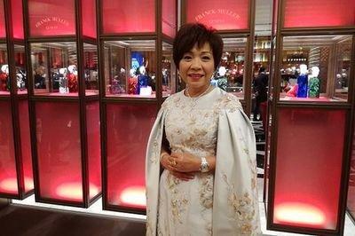 这么一位成功女性,精明能干,靠自己的双手打拼,成为香港第一"女富豪"