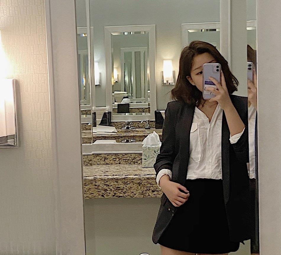 李静16岁女儿对镜自拍 一身职业装打扮成熟显气质