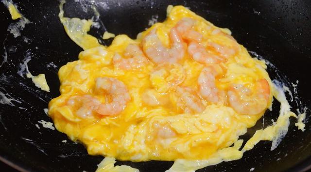 在家不出门吃什么教你虾仁滑蛋的做法告诉你炒鸡蛋的小窍门