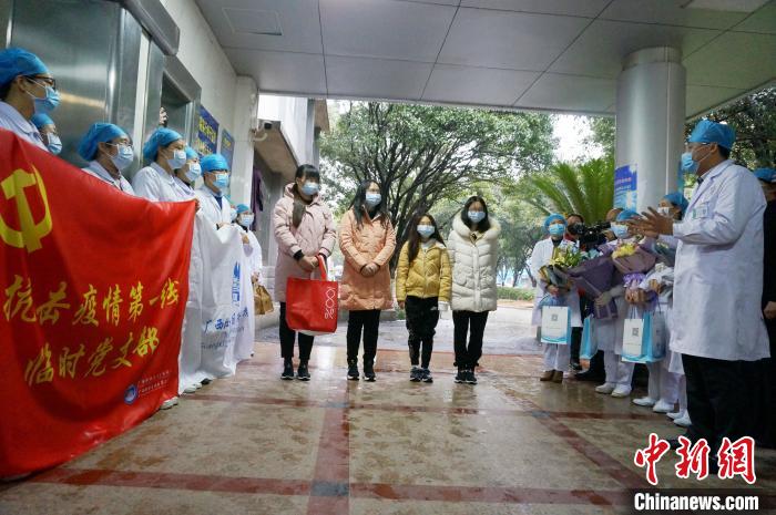 广西桂林首批4名新冠肺炎患者治愈出院 两名为儿童