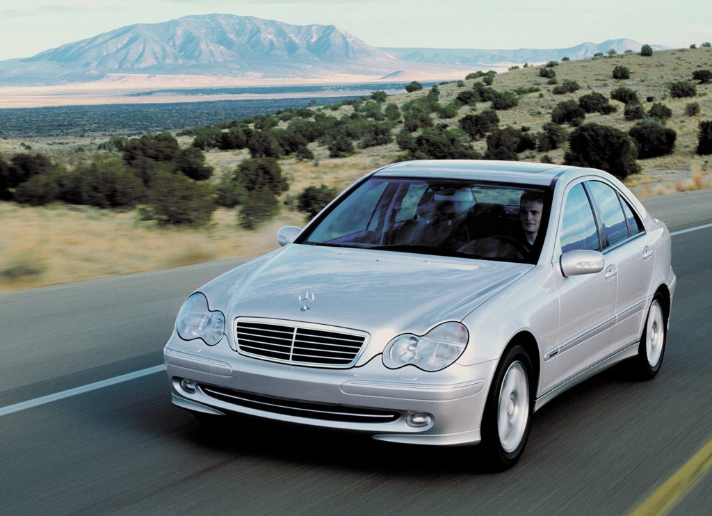 w203的"花生灯"是显著特征2000年第二代奔驰c-class推出时,第一代奔驰