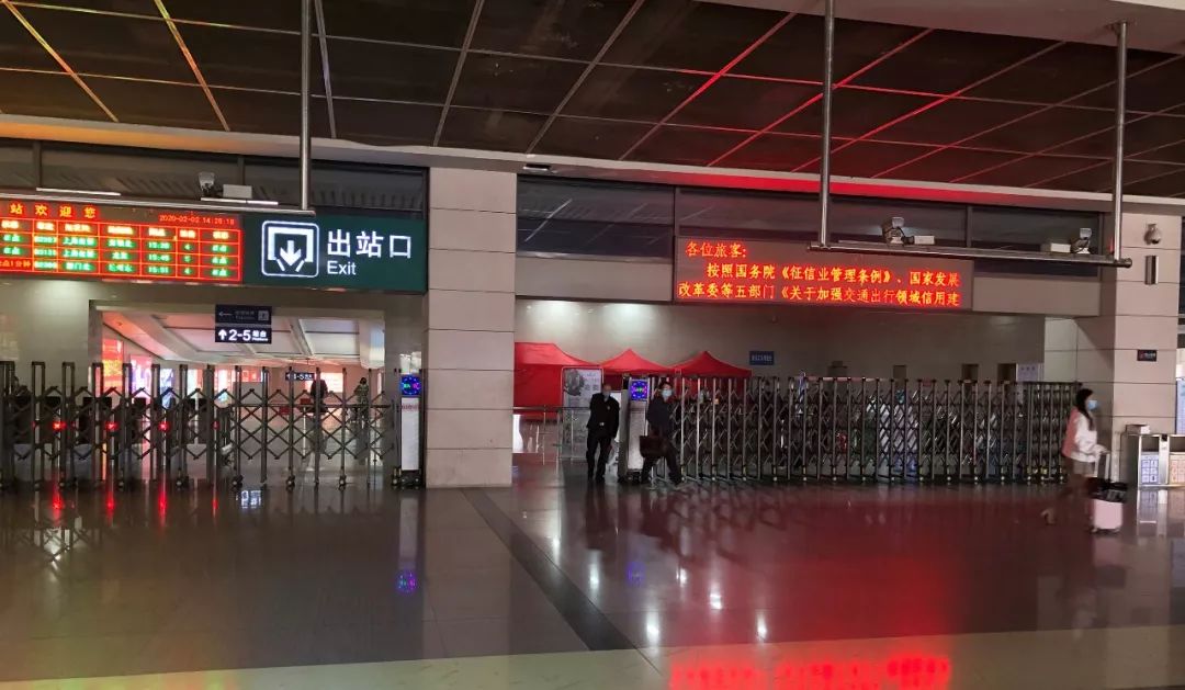 迎着一群群的进出站乘客,将疫情防控延伸到了熙熙攘攘的漳州火车站