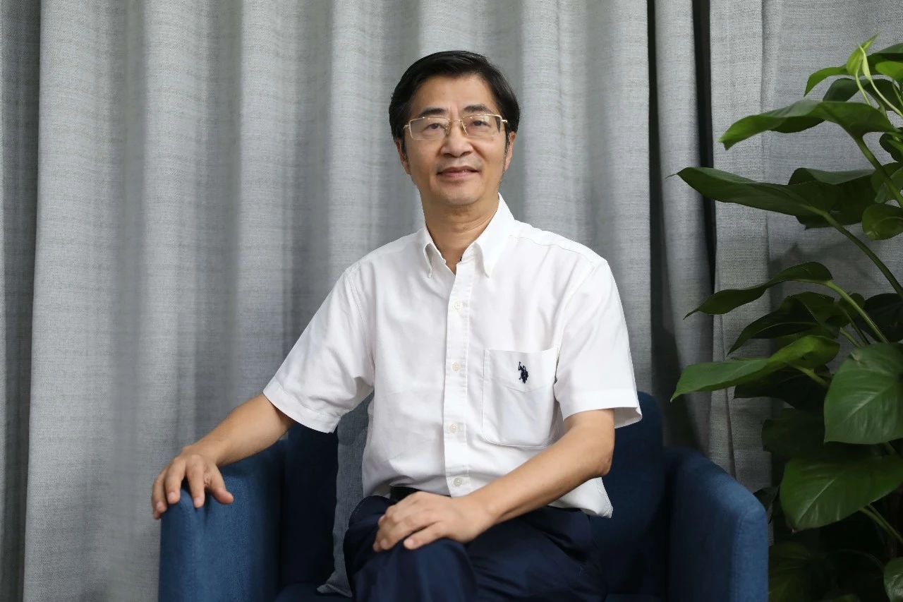 中国经营报资深记者专访著名经济学家周德文建议疫情下减轻企业各项