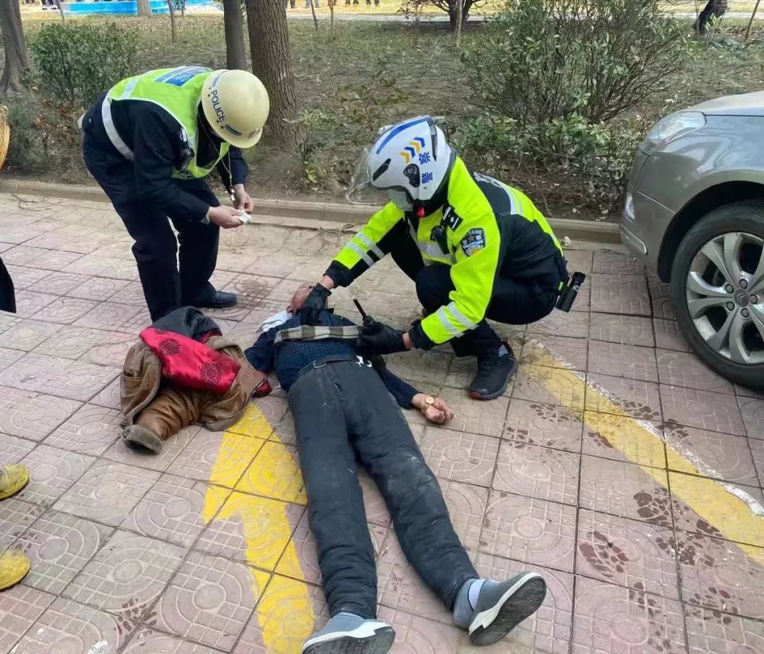 宿迁民警本该去处理交通事故为何半路掉头原因让人感叹