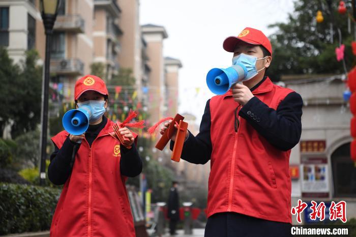 重慶社區志願者編順口溜,打快板宣傳防疫知識