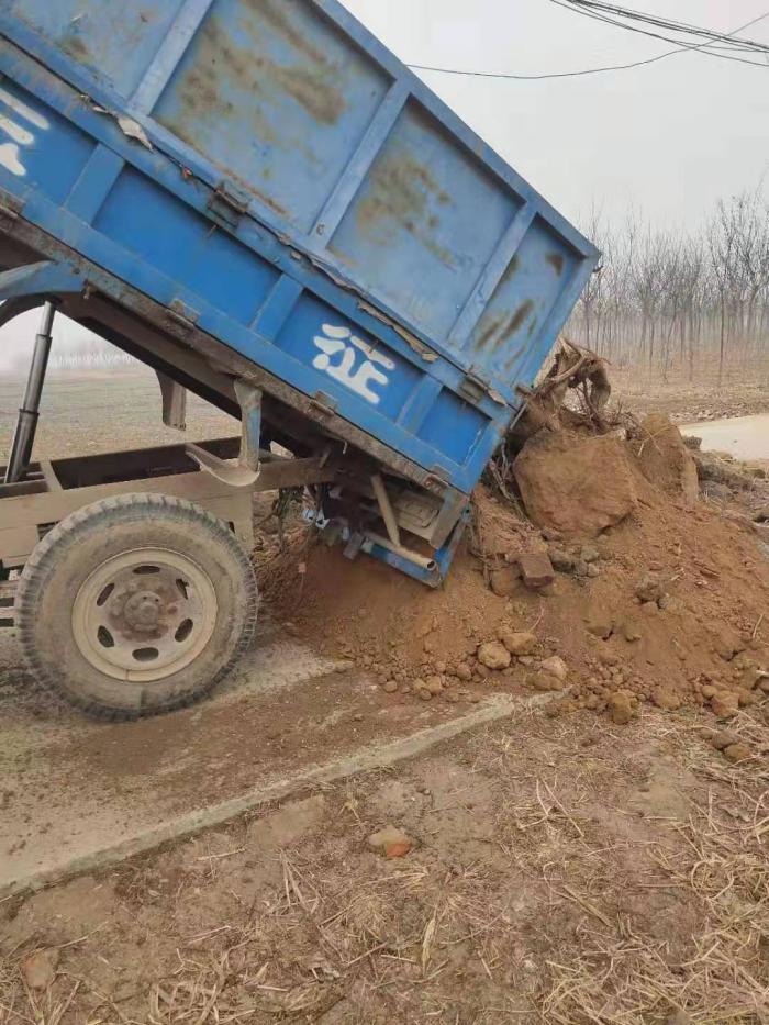 农用车拉土囤土