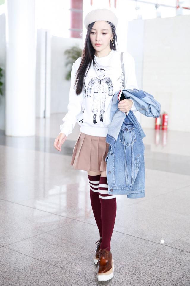 李小璐身穿百褶裙搭配过膝袜,身材宛若少女