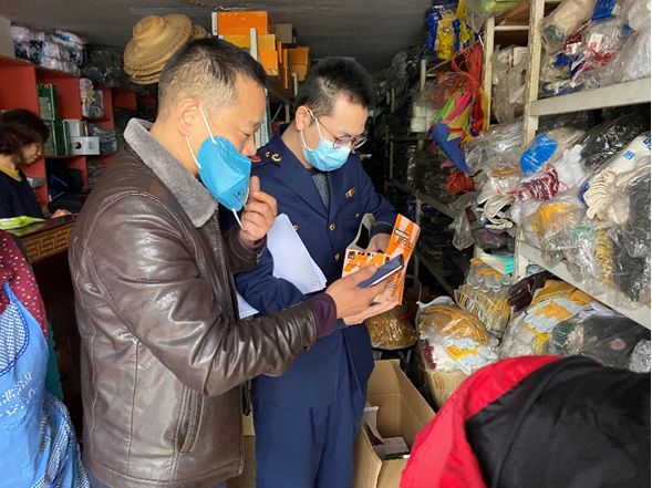 执法人员询问商家 价格 标示在哪 商家表示顾客选购时会口头告知