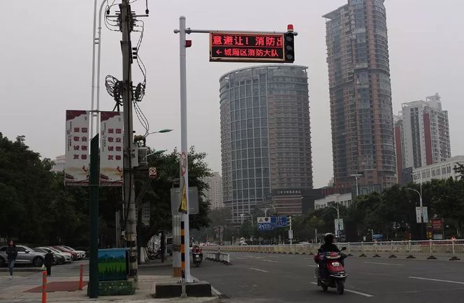 形状与普通交通信号灯一致,旁边一并安装了一个红色警灯,通过言简意赅