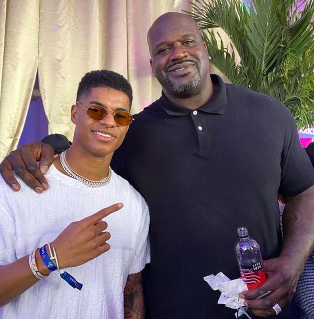 拉什福德美国之行遇见"大鲨鱼"奥尼尔,两人合影留念