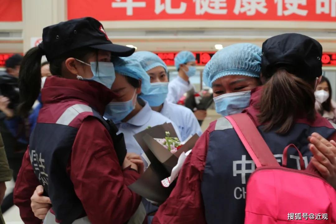出征现场,总有一些画面让人泪目……_武汉