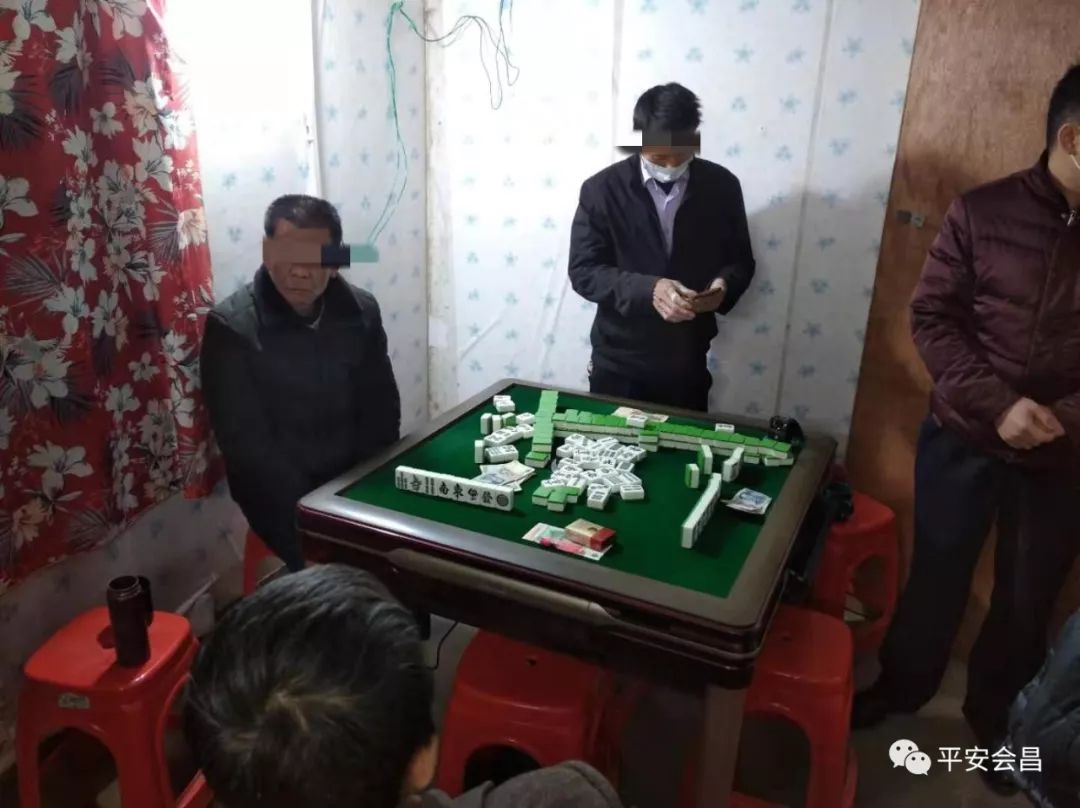 会昌这17人赌博警察叔叔来掀桌子了