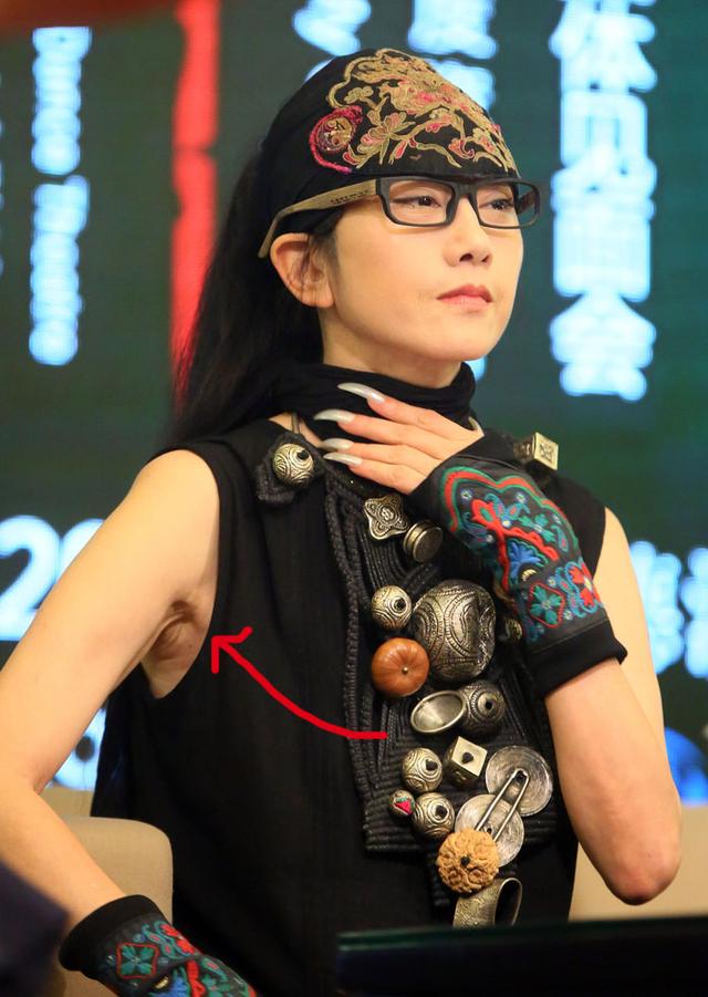 以孔雀舞出名,为舞蹈切肋骨,不生育,58岁杨丽萍如今成这样