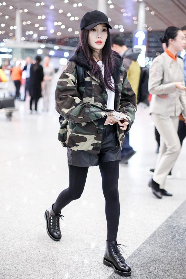 李小璐身穿百褶裙搭配过膝袜,身材宛若少女