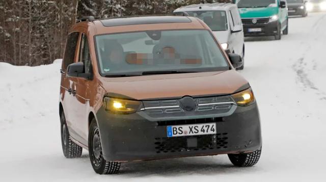 新一代caddy车型基于大众mqb平台打造,在外观方面进行了全面的更新,将