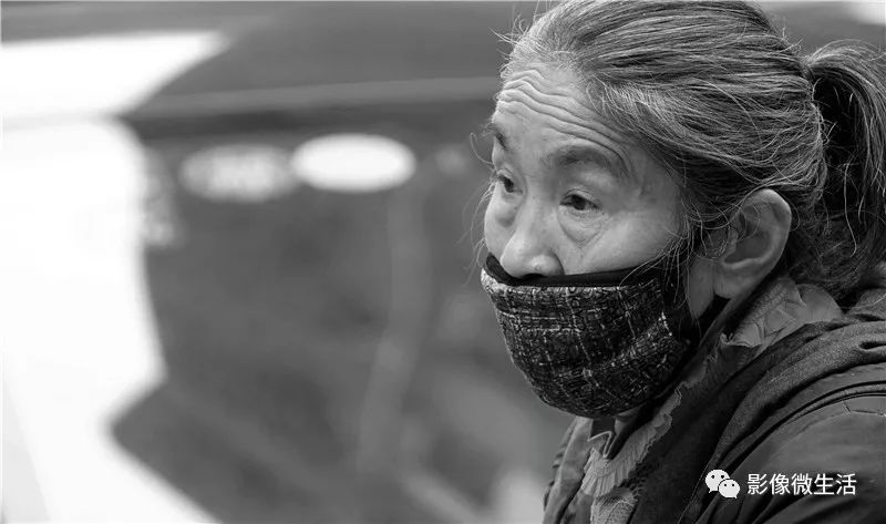 2疫情给人们的生活出行带来了前所未有的危险,也给无数商家和从业人员