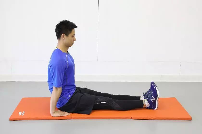 练习方法:坐于垫上,双腿伸直并全程保持膝关节伸直状态,脚尖朝上,髋部