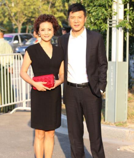 53岁茹萍依旧很有气质,与二婚老公恩爱22年如初,女儿比她还要美