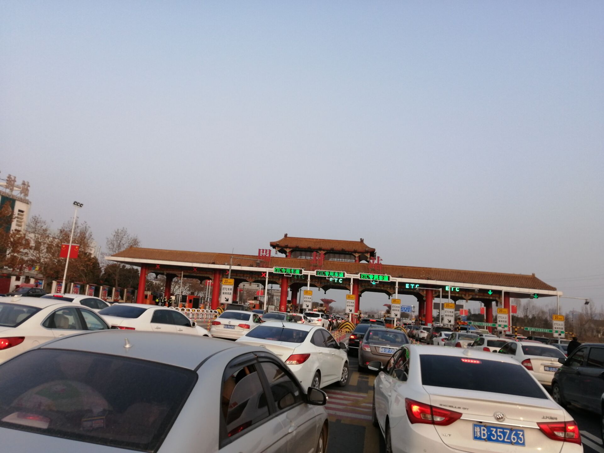 疫情下的生活第一篇连霍高速开封下站口逢车必查外地劝返