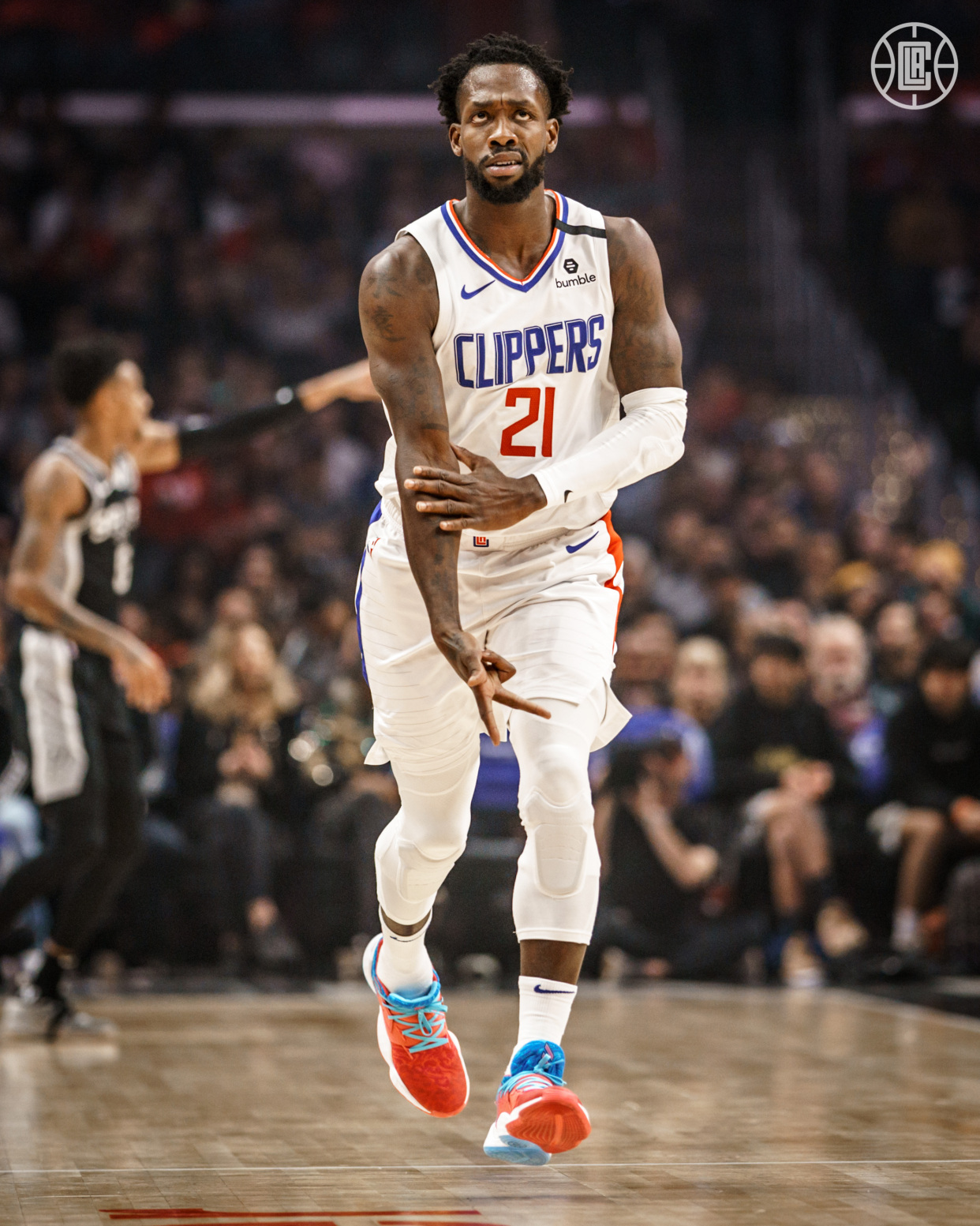 逆转15分!快船险胜马刺迎2连胜 莱昂纳德22分乔治准三双