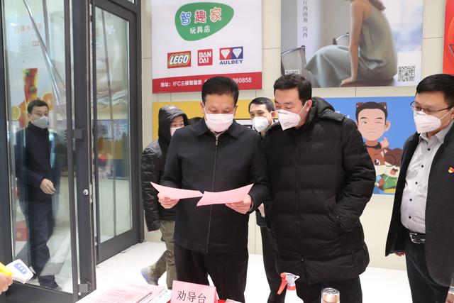 佘洪烈带队现场调度督导重点区域疫情防控工作