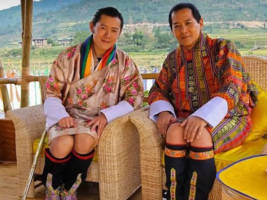 原创40岁不丹国王恋上佩玛姐妹俩一个被封为王后一个成了前女友