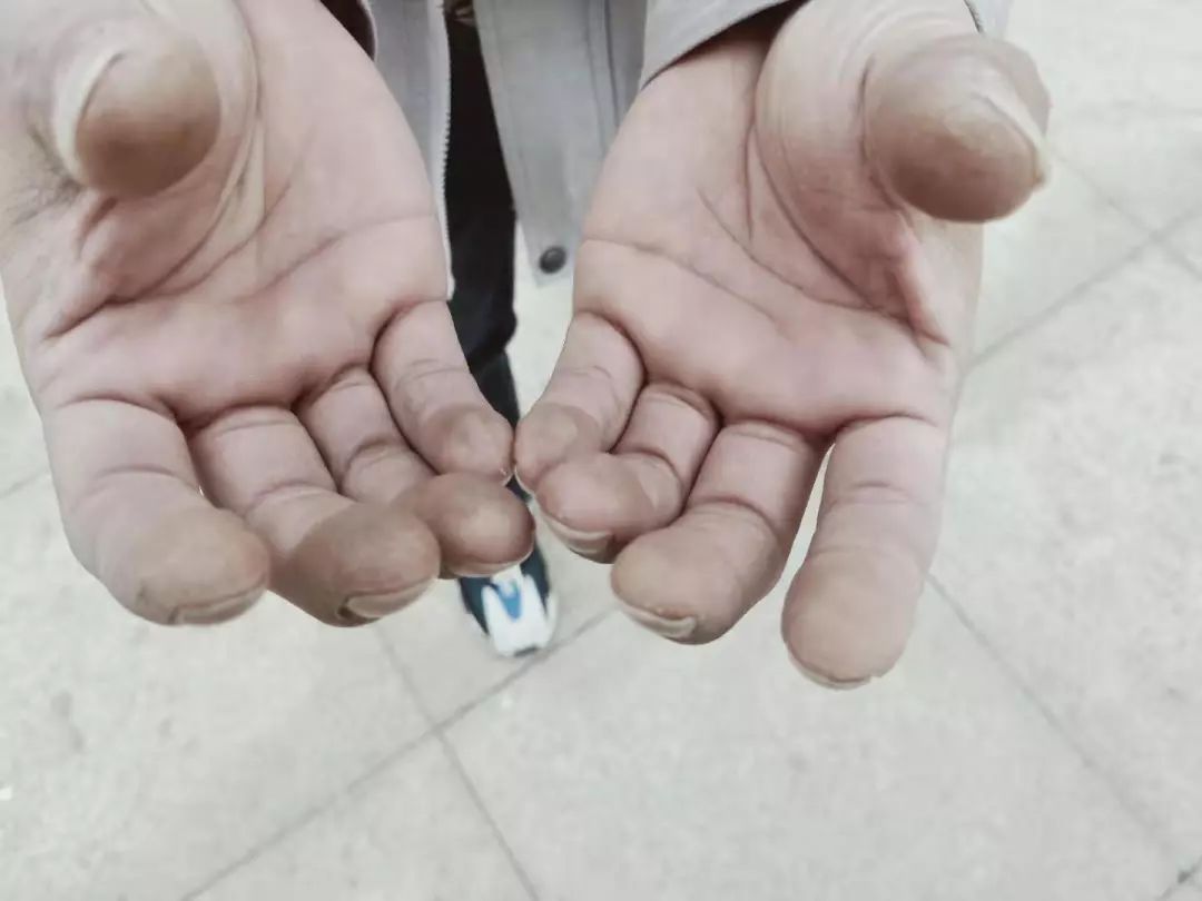 冒着寒冷天气,"空手"上阵,梁伯坚时不时会搓搓手,对手呵呵气.