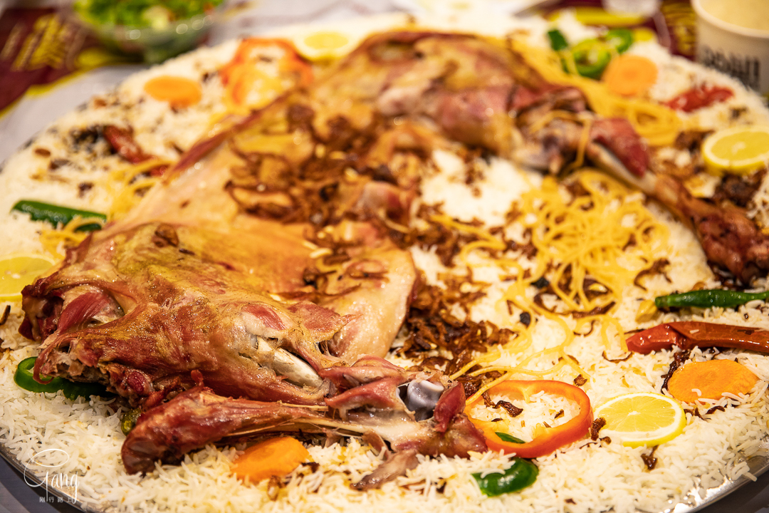 主,翻译中文为"焖底"的,就是这种手抓饭,真正的来源其实就是领国也门