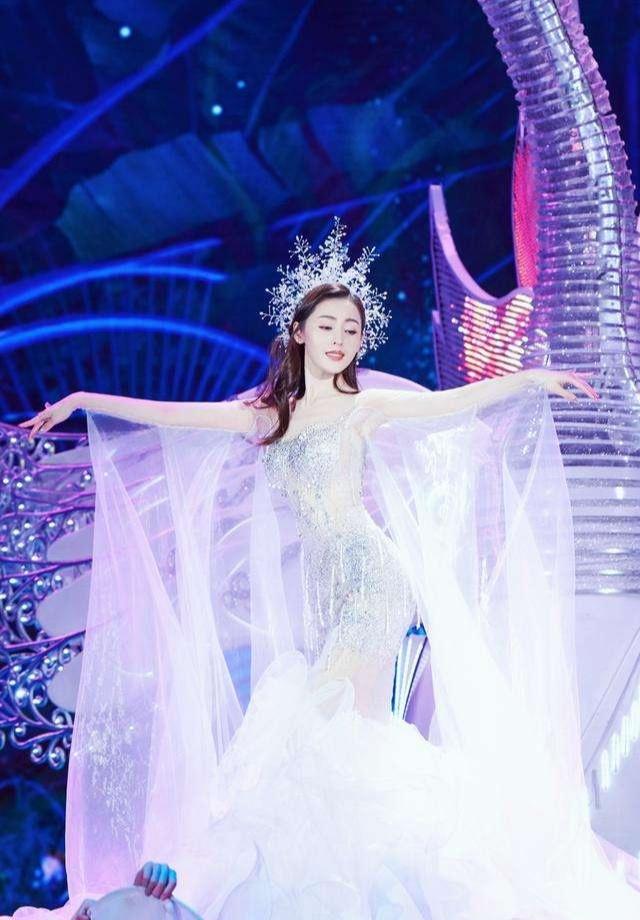 明星在家都干什么呢肖战撸猫师姐撸狗杨紫亲自下厨