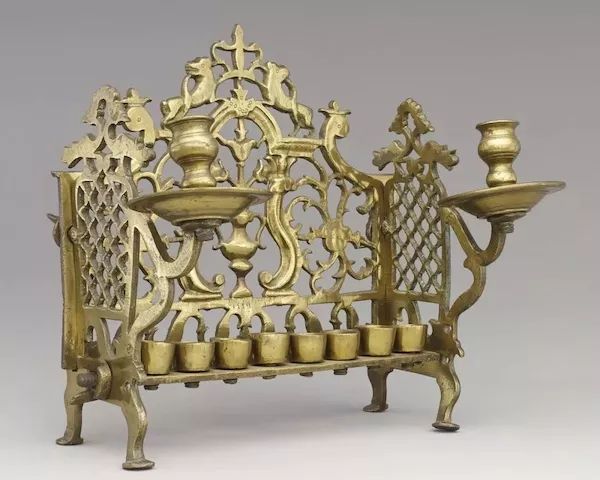 光明节是为了纪念犹太人在马加比起义中夺回耶路撒冷的第二圣殿而设