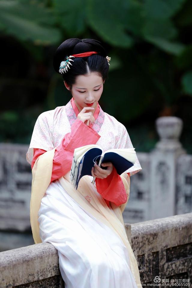 人像摄影蛾眉凝笑读书女郎