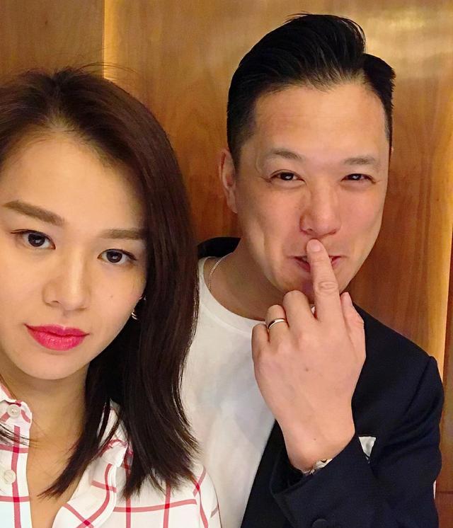 原创胡杏儿产后首现身老公为其庆祝出道20周年儿子吹瓶盖好呆萌