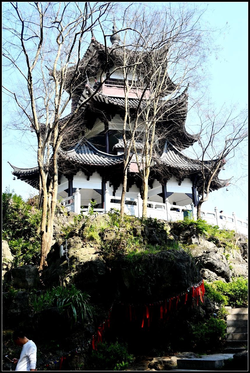 宜昌市政府按仿宋建筑模样,在下牢溪口三游洞望乡台顶部重建至喜亭,于