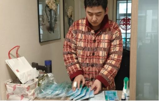 (蒋励丈夫罗文沛正在清点口罩)文传学院a1921班吕雯晶在甘肃清水县新