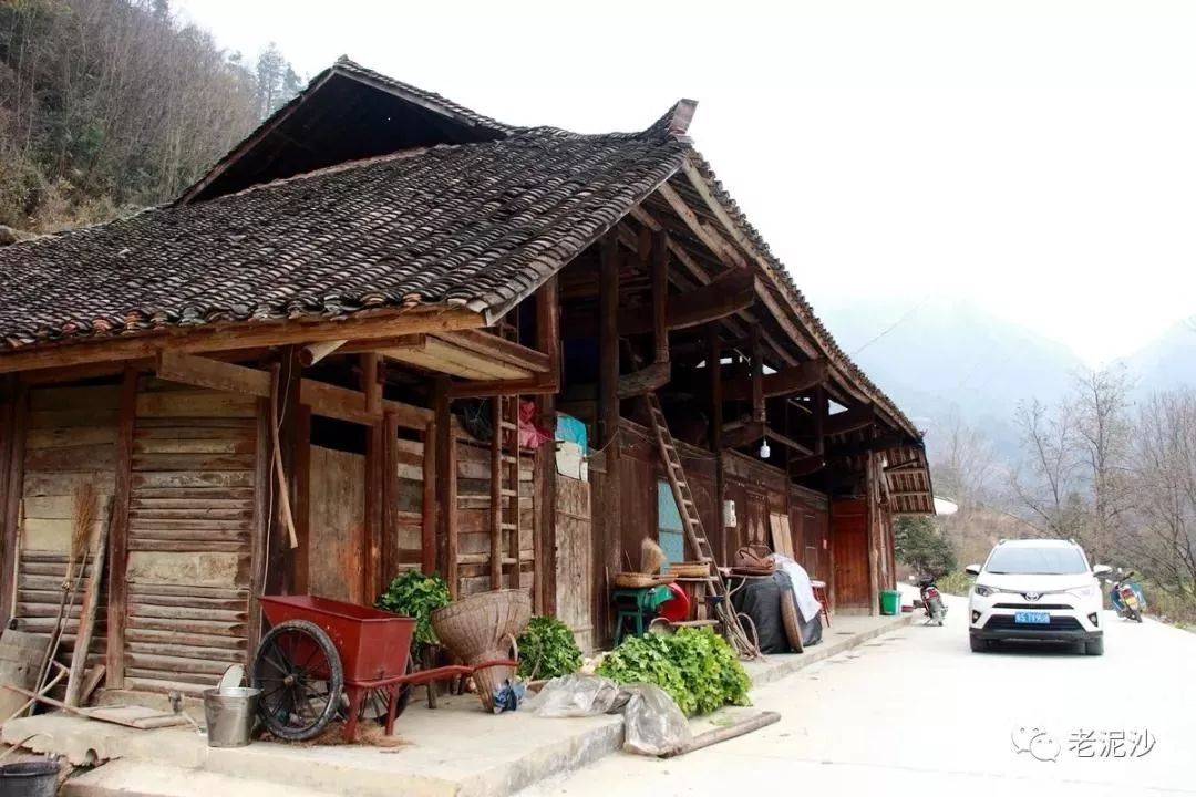 这是位于石门县壶瓶山镇海拨1200米的大京竹村高山移民新居,是休闲