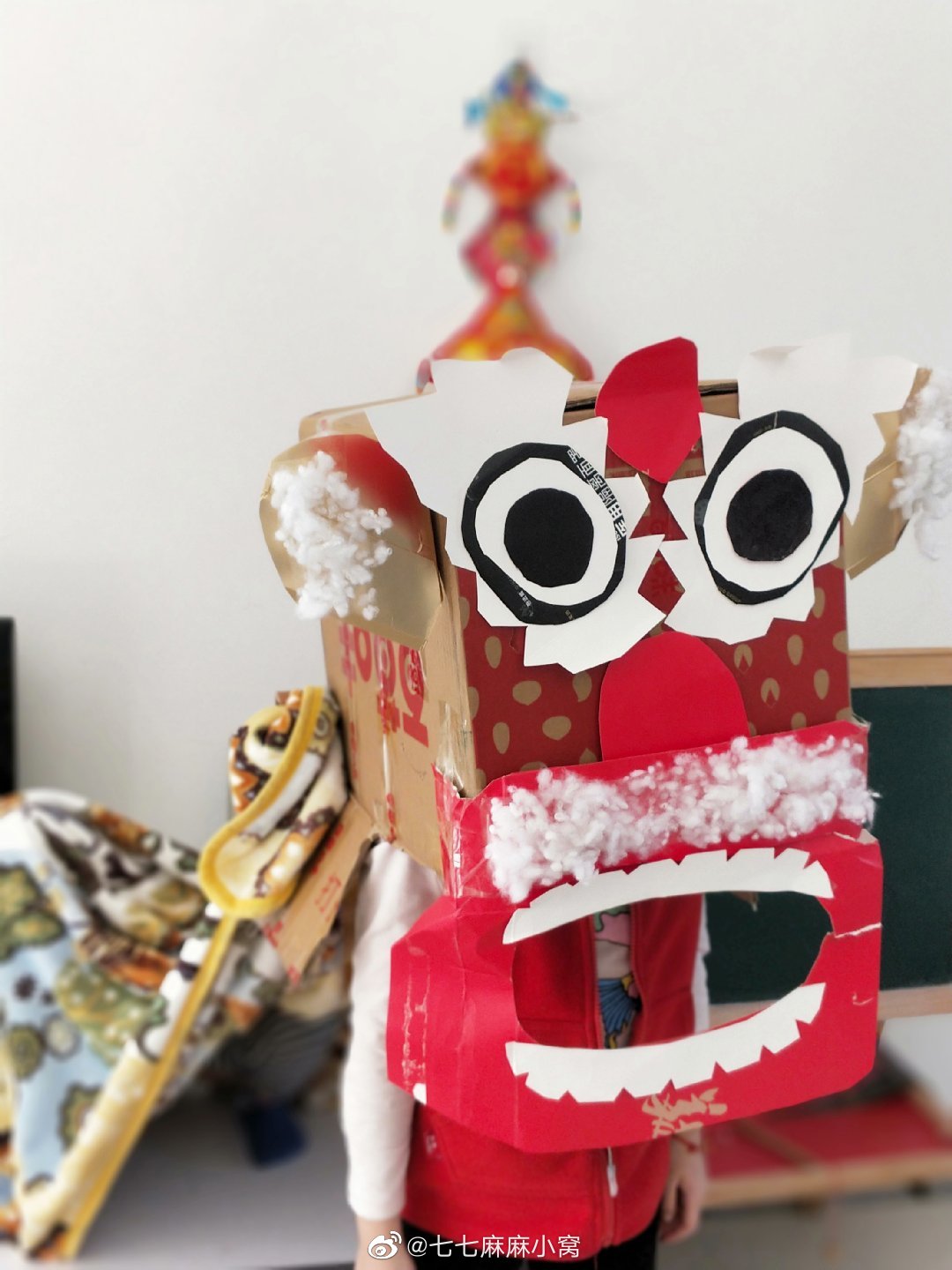 舞狮与爸爸妈妈一起自制舞狮亲爱的家长们,赶快带着宝贝行动起来吧!