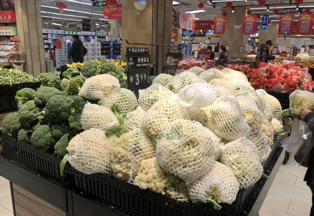 昨天永辉金宝天阶店内销售的蔬菜充足