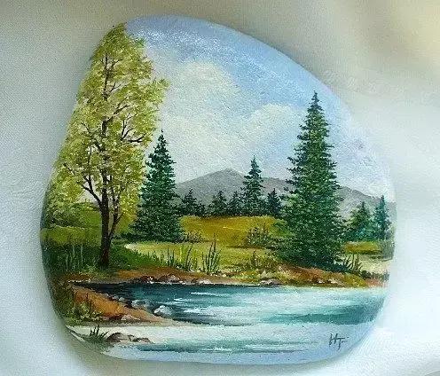 石头画有很多种好玩儿的类型,比如你可以找块石头画一幅风景画,效果也