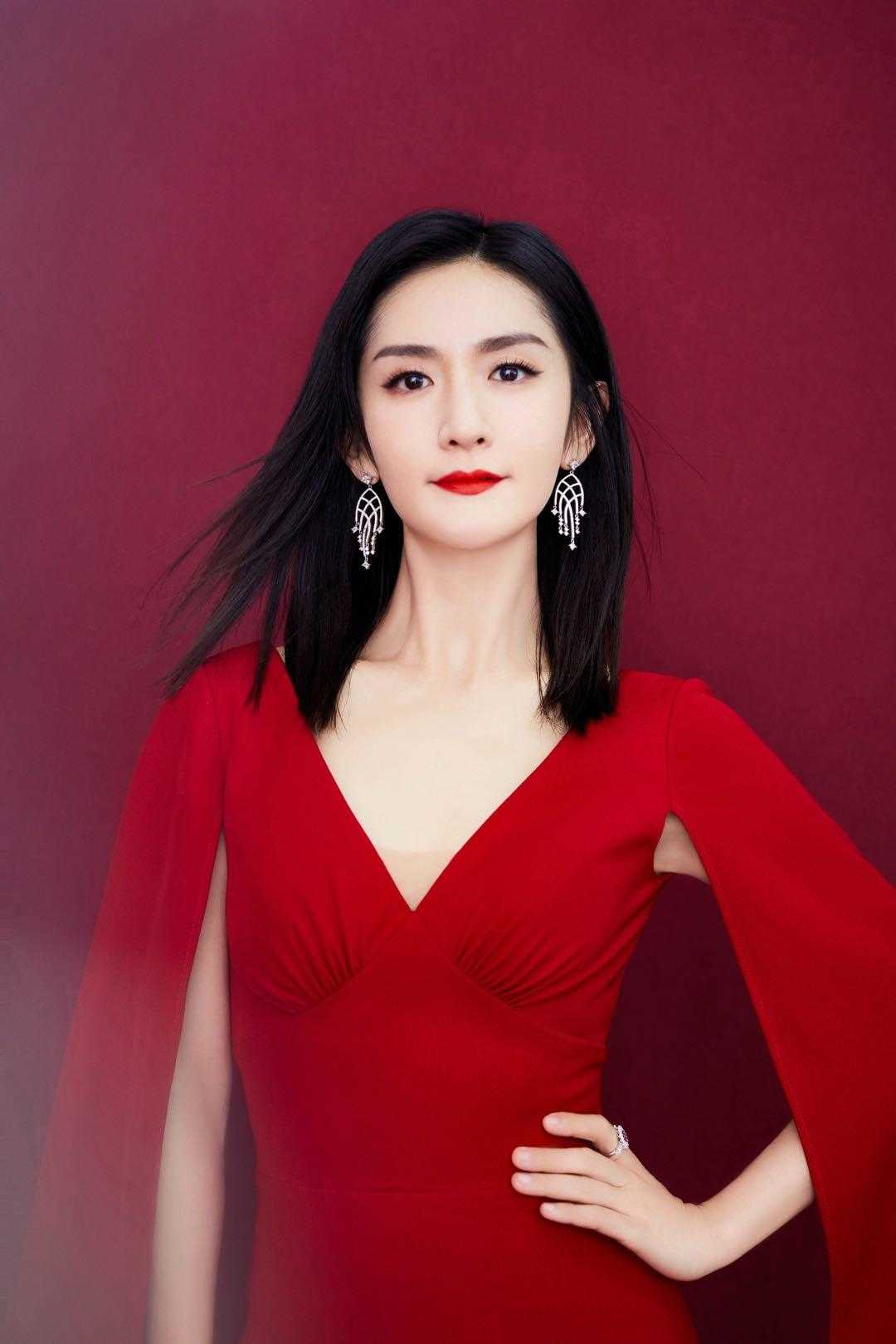 著名主持人谢娜真会穿!一袭红色深v连衣裙霸气张扬,太有女王范