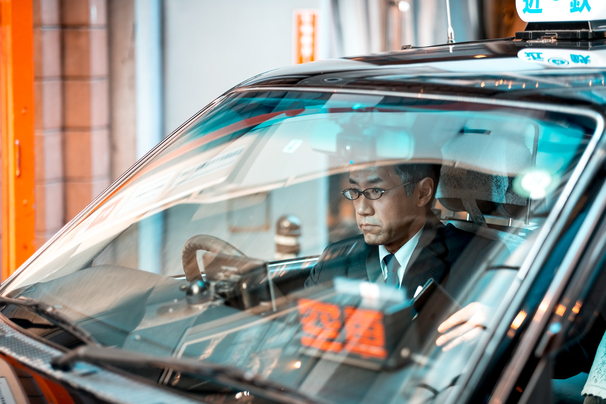 原创日本出租车有多专业司机要求穿西装打领带戴手套连胡子都要刮干净