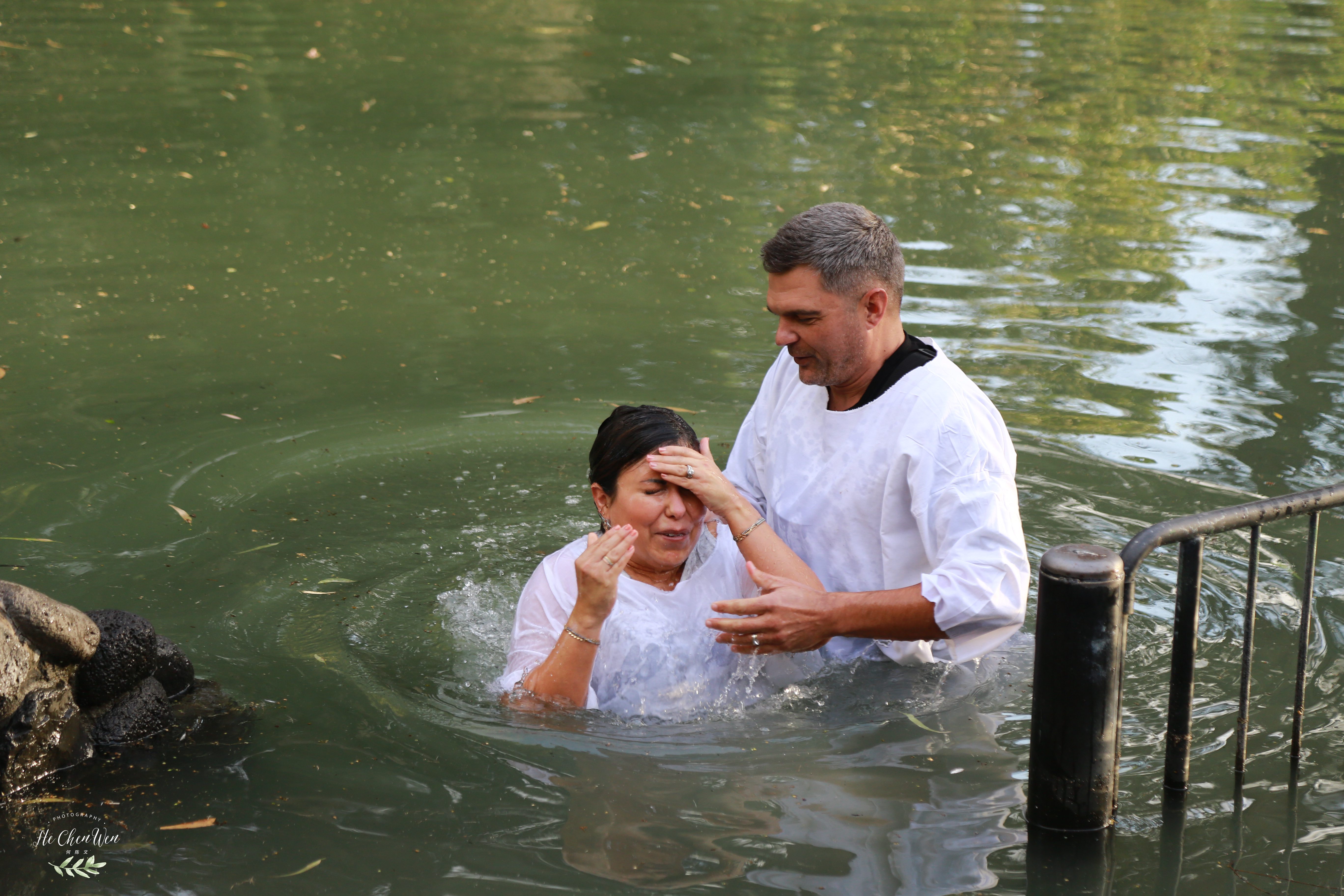 在约旦河施洗处见证了多个国家的基督教徒在约旦河施洗的过程,首先