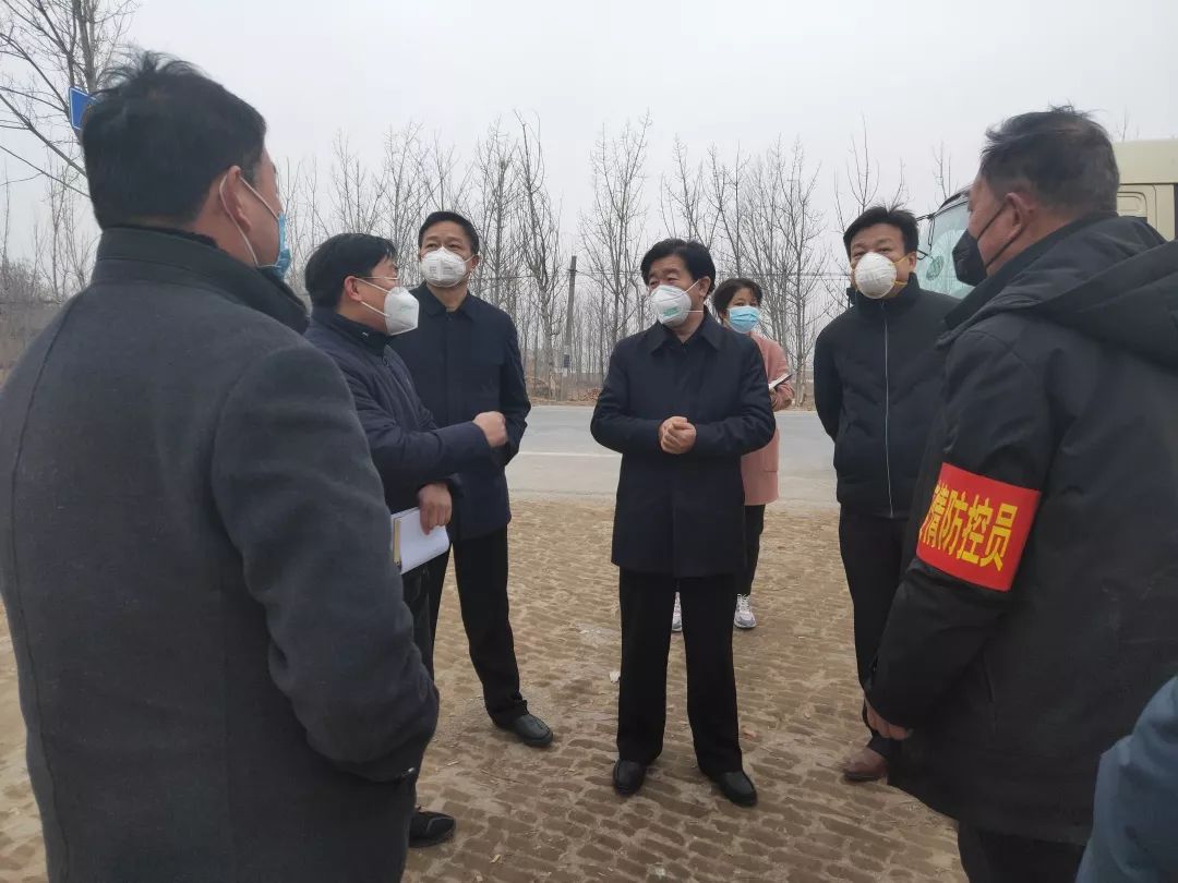 在营镇乡西营村,红庙乡西宋村,金滩镇金北村检查点,房延生都认真查看