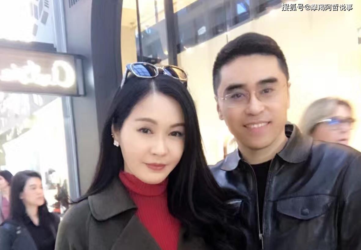 原创因《好声音》一炮而红,对父亲上亿资产毫不在乎,与母同框似姐妹