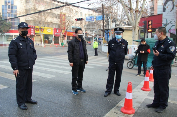 道路交通管制首日,县委常委,政法委书记郭恩建,县政府党组成员周红军